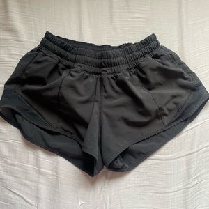 Lululemon Hotty Hot 2.5” black shorts